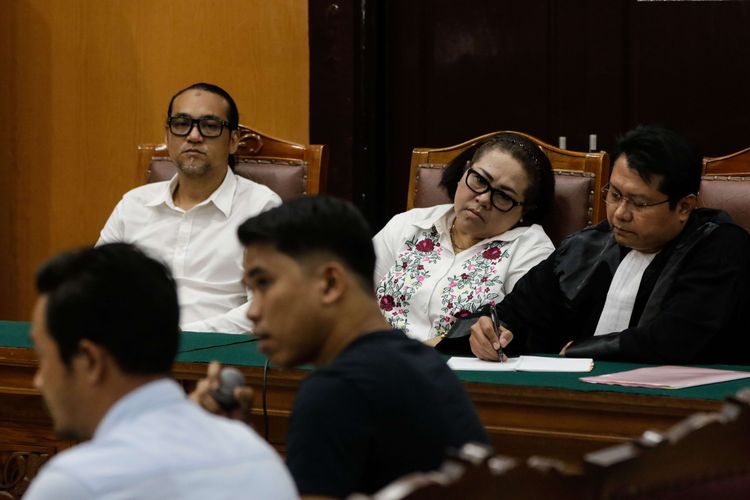Komedian Nunung dan suaminya, July Jan Sambiran, menjalani sidang lanjutan dengan agenda mendengarkan keterangan saksi atas kasus dugaan penyalahgunaan narkotika di Pengadilan Negeri Jakarta Selatan, Rabu (9/10/2019).