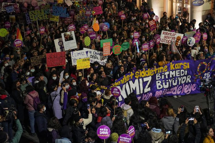 Para perempuan melakukan unjuk rasa pada Jumat (26/11/2021) untuk mendesak Turki untuk menerima kembali konvensi internasional untuk melindungi perempuan dari tindak kekerasan.