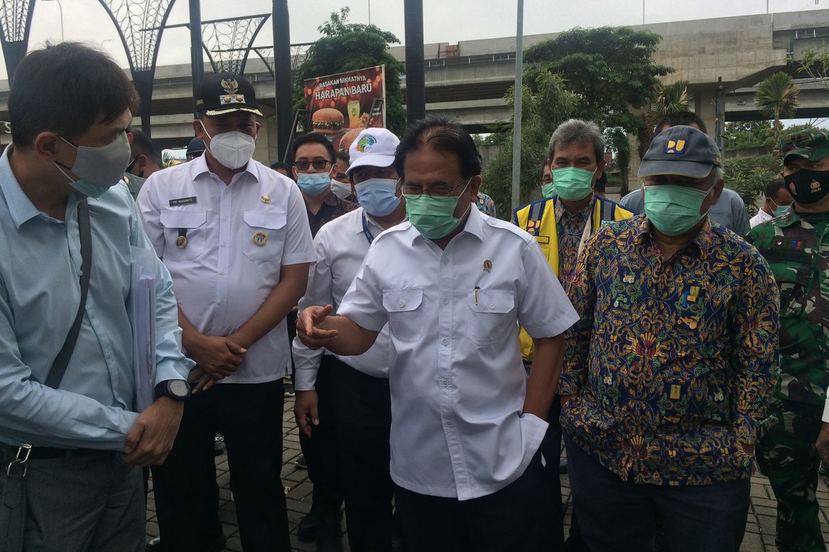 Menteri ATR/Kepala BPN Sofyan A Djalil bersama Menteri PUPR Basuki Hadimuljono meninjau kawasan Grand Kota Bintang, Bekasi, Jawa Barat, Rabu (27/1/2021).