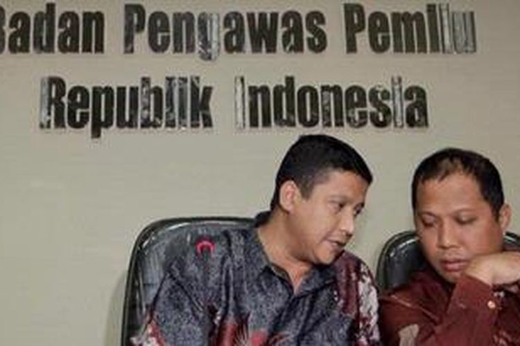 Ketua Badan Pengawas Pemilu, Muhammad (kiri) dan wakil, Nasrullah usai melakukan pertemuan tertutup dengan Komisi Pemilihan Umum di kantor Bawaslu, Jakarta, Selasa (23/10/2012). 