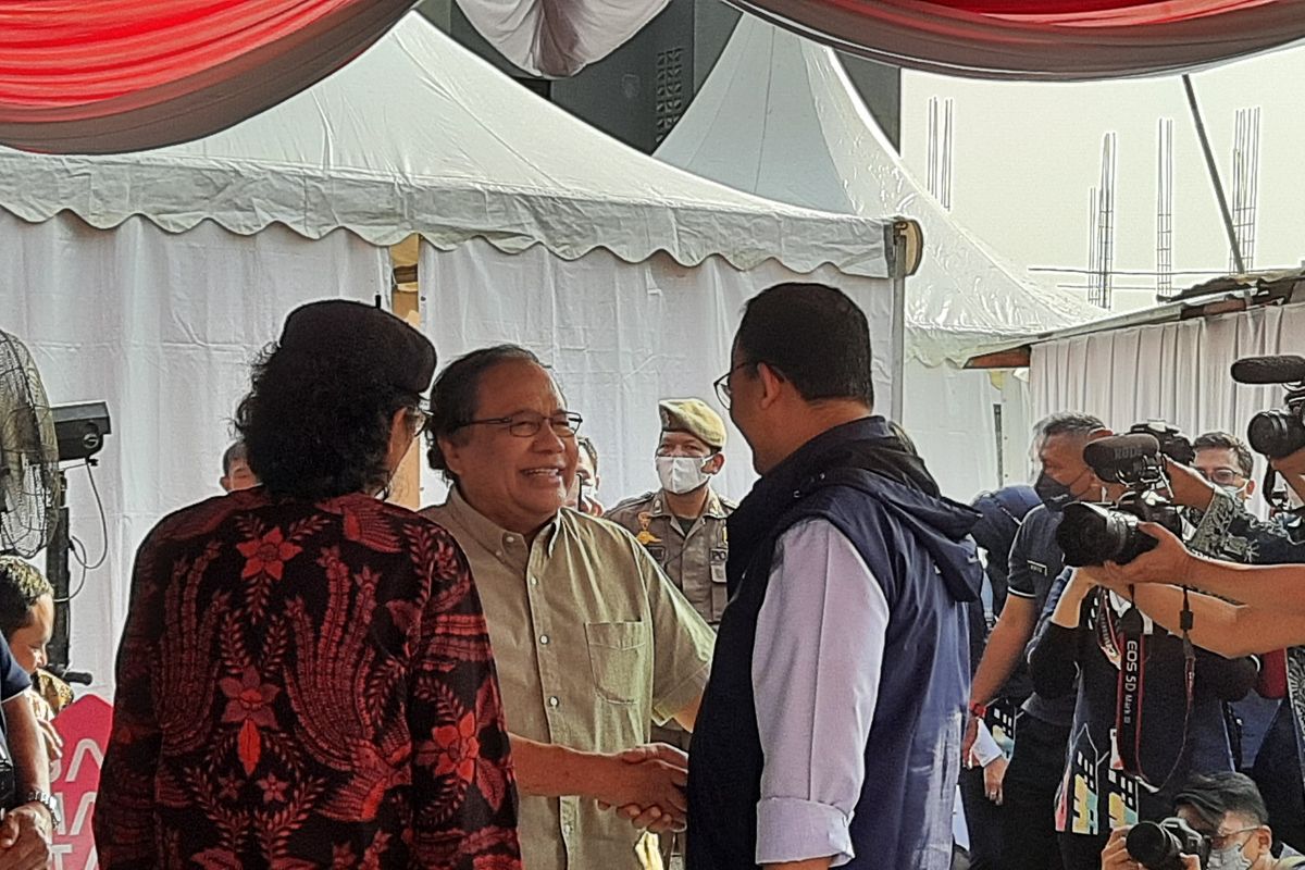 Ekonom Rizal Ramli turut hadir saat Gubernur DKI Jakarta Anies Baswedan meresmikan Kampung Susun Produktif Tumbuh Cakung di Jalan Kavling DPR Kampung Pulo Jahe, Jatinegara, Cakung, Jakarta Timur, Kamis (25/8/2022). 