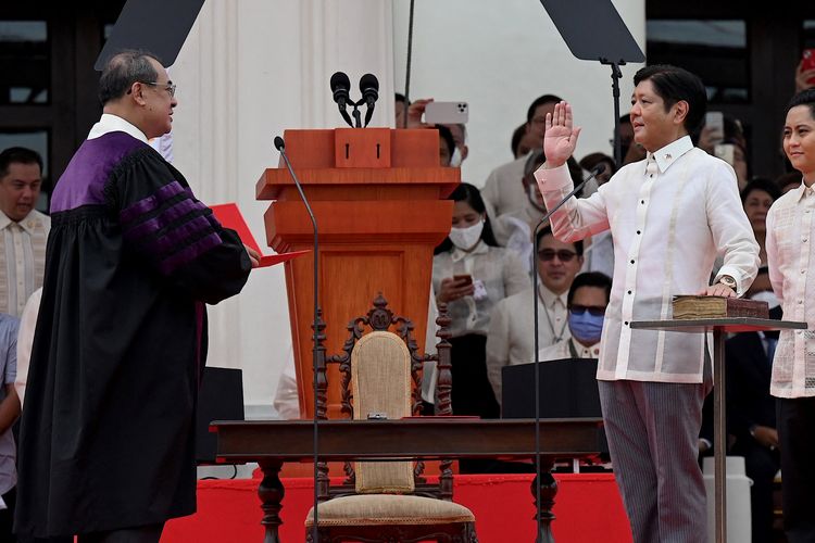 New Philippine President Ferdinand Marcos Jr. (2nd R) raises his hand to take the oath as president during his inauguration ceremony at the National Museum in Manila on June 30, 2022. (Photo by JAM STA ROSA / AFP)