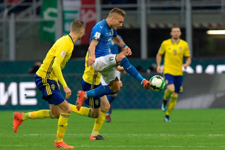 Penyerang timnas Italia, Ciro Immobile, mencoba mengontrol bola pada pertandingan play-off Piala Dunia 2018 kontra Swedia di San Siro, Senin (13/11/2017).