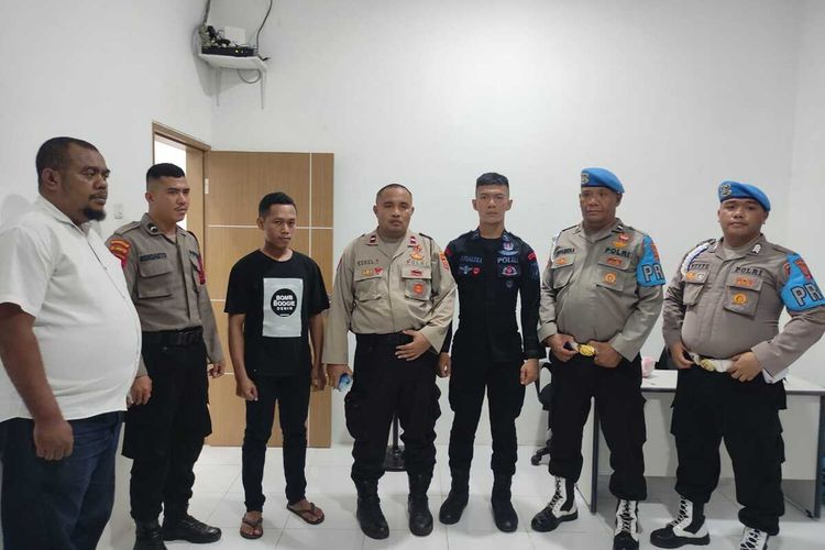 Empat oknum polisi yang diduga menganiaya seorang pemuda di Ambon, Maluku resmi ditahan petugas Propam Polda Maluku, Rabu (22/11/2023)
