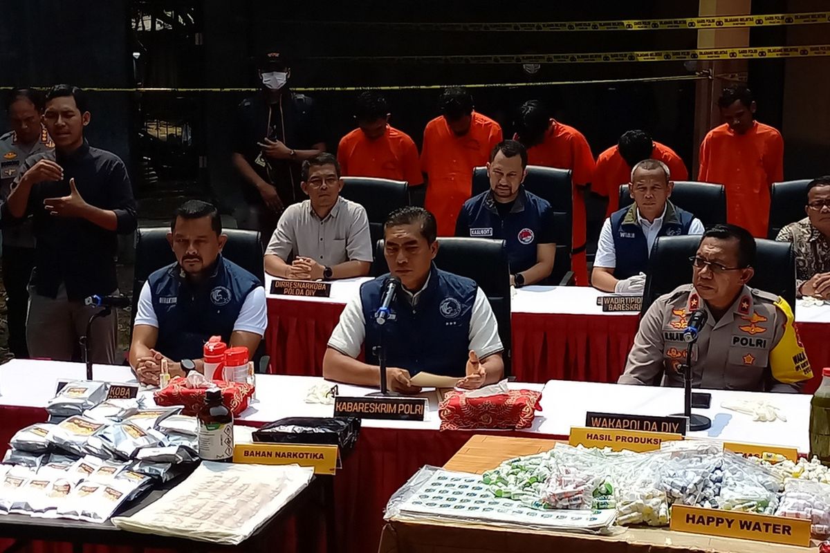 Kabareskrim Polri saat jumpa pers ungkap kasus peredaran narkoba jenis baru di dusun Pelem Kidul, Baturetno, Banguntapan, Bantul, DIY, Jumat (3/11/2023)