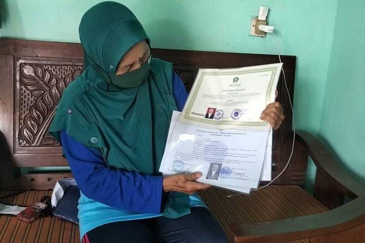 Guru Sekolah Dasar (SD) Negeri 2 Jetis, Kabupaten Sragen, Jawa Tengah, Suwarti (61), diminta kembalikan gaji dua tahun mengajar setelah dirinya tak mengajar, menunjuk sertifikasi pendidik yang ia memiliki.