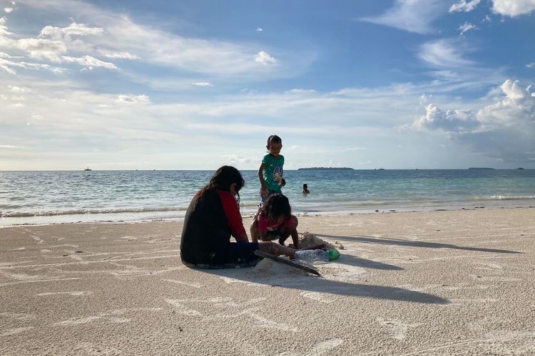 Pantai Ngurbloat di Desa Wisata Ngilngof di Kecamatan Manyeuw, Kei Kecil, Kepulauan Kei, Kabupaten Maluku Tenggara, Kamis (28/10/2021).