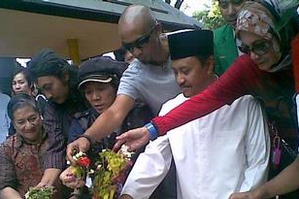 Slank bersama Wagub Jatim, Saifullah Yusuf tabur bunga di makam Bung Tomo.