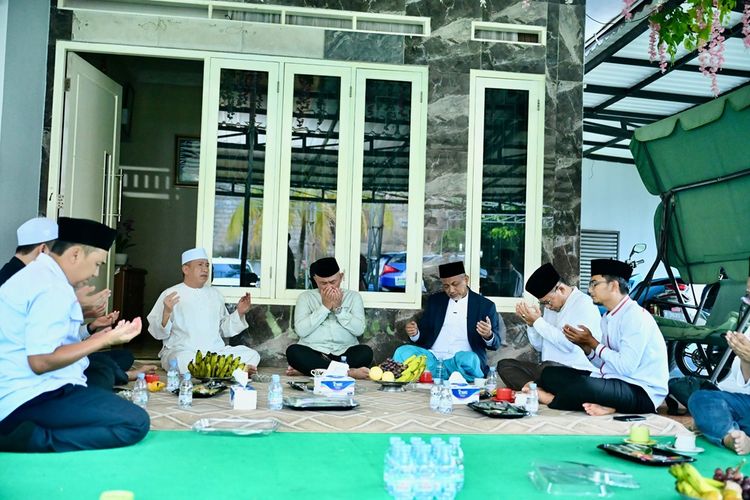 Calon Gubernur Jawa Barat (Jabar) nomor urut 3, Ahmad Syaikhu dalam kunjungannya ke beberapa pondok pesantren di Kabupaten Bandung Barat Rabu (9/10/2024).