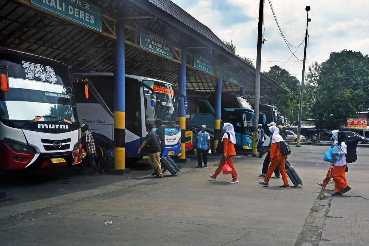 Sejumlah calon penumpang berjalan menuju bis antar kota antar provinsi (AKAP) di Terminal Bis Pakupatan, Serang, Banten, Sabtu (27/3/2021). Ketua DPP Organisasi Angkutan Darat (Organda) Bidang Angkutan Penumpang Kurnia Lesani Adnan menyatakan para operator angkutan saat ini menunggu petunjuk teknis larangan mudik Lebaran 2021 dan meminta ketegasan pemerintah dalam melarang dan menindak setiap kendaraan pengangkut pemudik Lebaran baik yang berplat kuning maupun berplat hitam untuk mencegah penyebaran COVID-19. ANTARA FOTO/Asep Fathulrahman/ hp.  