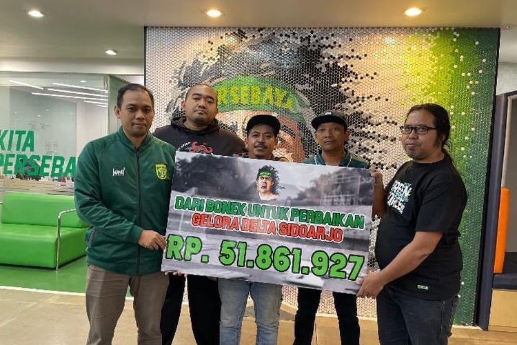 Wakil dari suporter Persebaya Surabaya menyerahkan donasi kepada manajemen untuk memperbaiki Gelora Delta Sidoarjo seusai rusak karena aksi kekecewaan pada pekan ke-10 Liga 1 2022-2023.