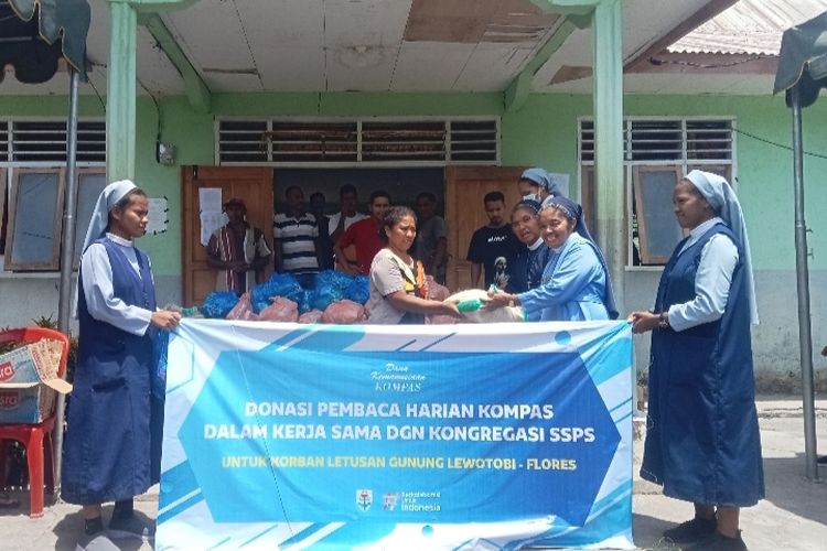 Penyaluran bantuan dari pembaca Kompas bekerja sama dengan komunitas SSpS Flores Bagian Timur (FBT) untuk korban erupsi di Desa Hewa, Kecamatan Wulanggitang, Kabupaten Flores Timur, Selasa (9/1/2024)