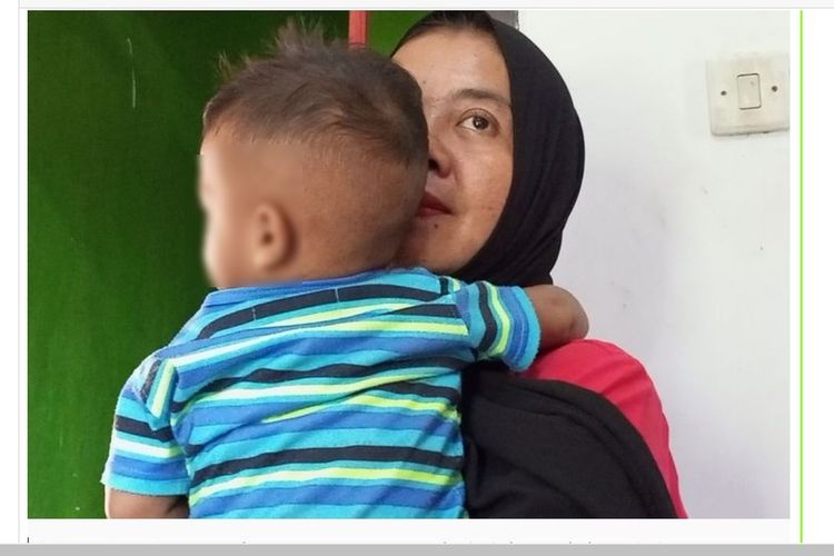 Siti Maulia (37), ibu dari bayi yang tertukar sedang menggendong bayi tersebut di rumahnya Kampung Mekar Jaya, Desa Cibeuteng, Kecamatan Ciseeng, Kabupaten Bogor, Jawa Barat, Jumat (11/8/2023).
