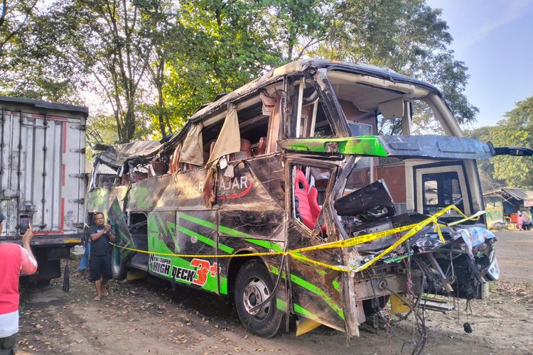 Kecelakaan bus pariwisata yang membawa rombongan SMK Lingga Kencana Depok