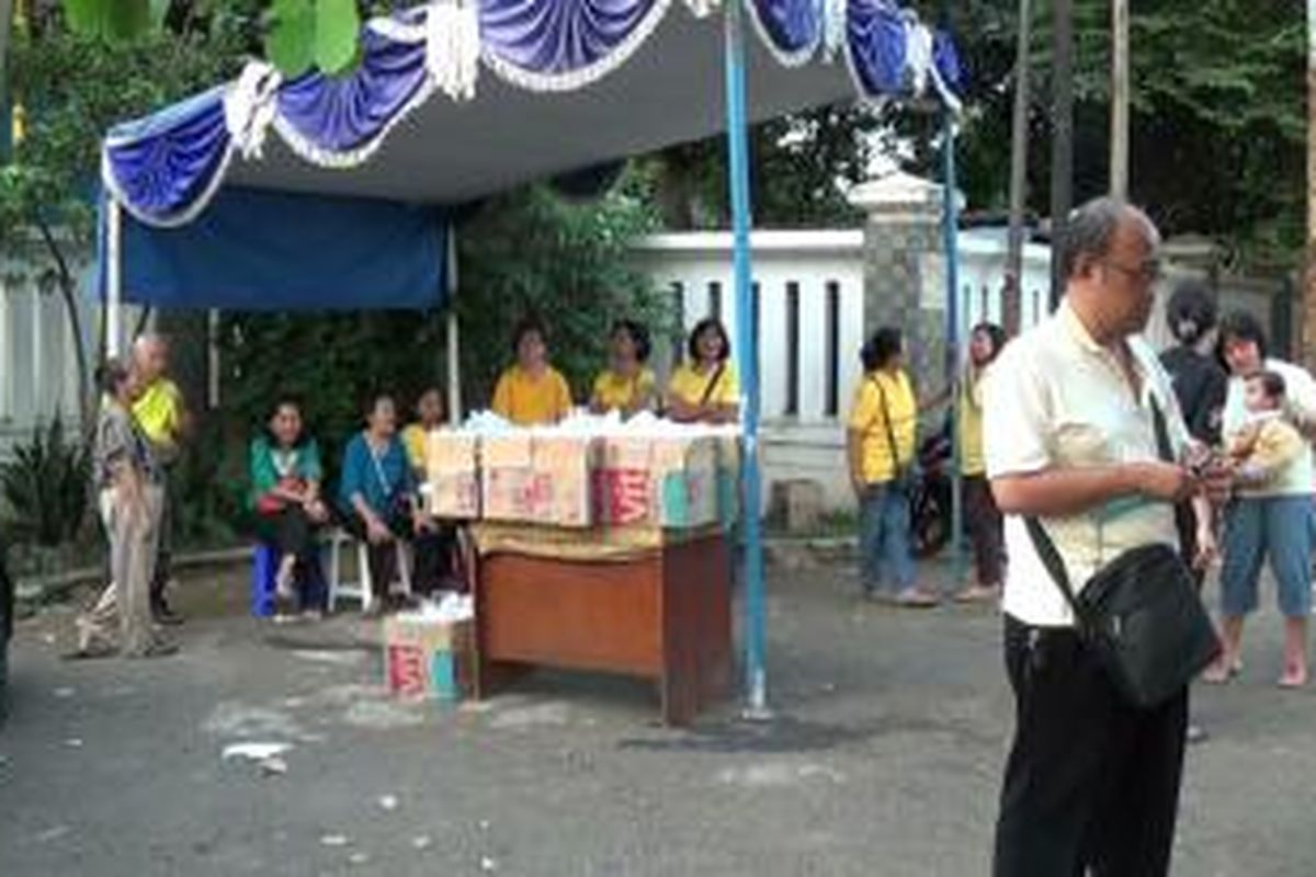 Jemaat Gereja Kristen Jawa membagikan takjil untuk masyarakat di Jalan Hasibuan.