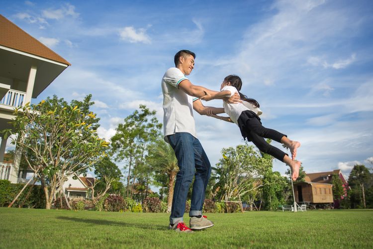 Ayah yang jarang asuh anak, bisa sebabkan 5 dampak bahaya bagi anak. 