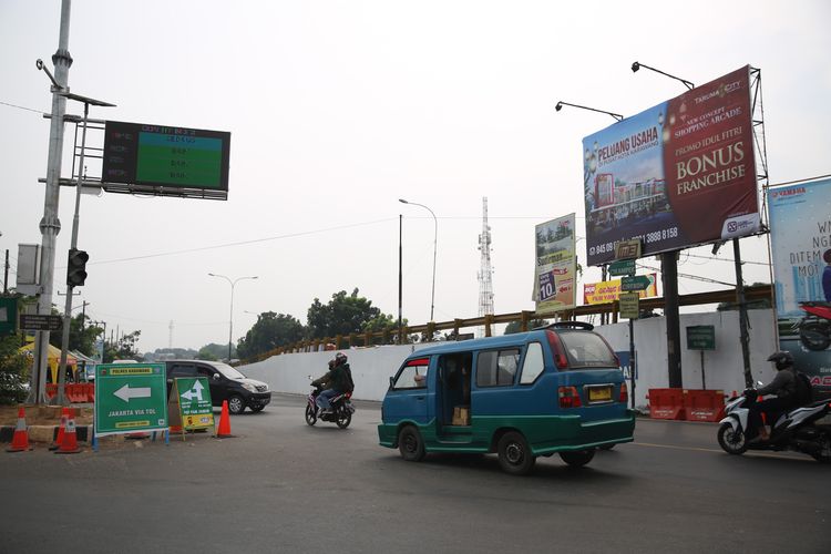 Kondisi lalu lintas Simpang Jomin di Kabupaten Karawang, Jawa Barat, Senin (3/6/2019).