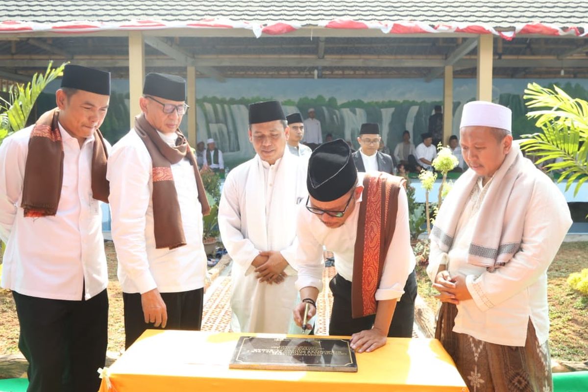 Menaker Hanif pun secara khusus meresmikan BLK Komunitas Pondok Pesantren (Ponpes) Al Badar di Kabupaten Tangerang, pada  Selasa (10/9/2019). 