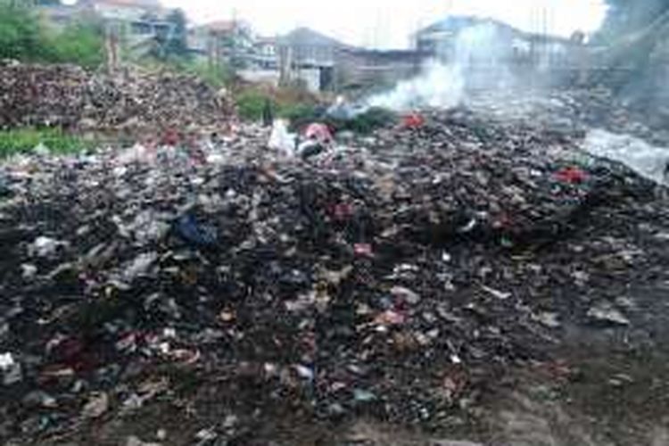 Gundukan sampah yang sudah bertahun-tahun menjadi masalah di lingkungan di RT 06 RW 05 Kelurahan Lubang Buaya, Kecamatan Cipayung, Jakarta Timur, Selasa (11/10/2016).
