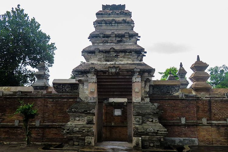 Gerbang berbentuk unik di Masjid Gede Mataram, Yogyakarta