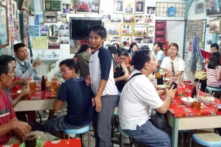 Saking penuhnya kedai Bakso Sapi Bakmi Ayam 68 di Singkawang pada akhir pekan, pembeli pun biasa rela antre dan menunggu 30 menit hingga satu jam.