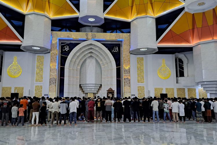 Warga shalat tarawih di Masjid 99 Kubah yang terletak di Center Point of Indonesia (CPI) Makassar, Rabu (29/3/2023). Presiden Jokowi batal menggelar salat tarawih di lokasi itu. 