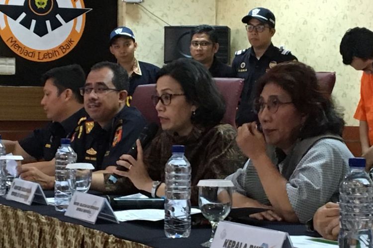Menteri Keuangan Sri Mulyani Indrawati bersama Menteri Kelautan dan Perikanan Susi Pudjiastuti saat menghadiri konferensi pers pengungkapan kasus penyelundupan 71.982 ekor baby lobster di kantor Bea dan Cukai Bandara Soekarno-Hatta, Tangerang, Jumat (23/2/2018).