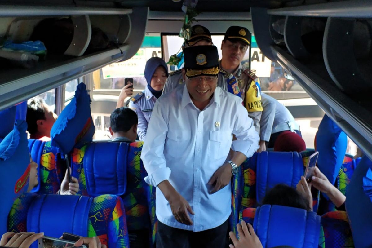 Menteri Perhubungan Budi Karya Sumadi meninjau arus balik para pemudik Lebaran di Terminal Kampung Rambutan, Jakarta Timur, Selasa (19/6/2018)