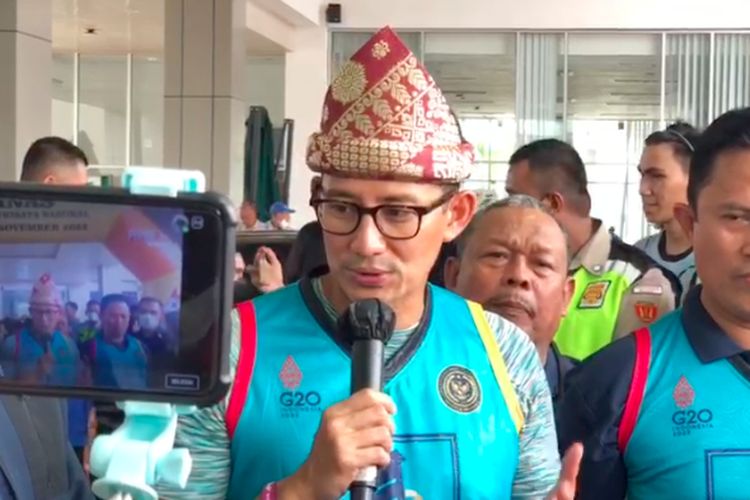 Menteri Pariwisata dan Ekonomi Kreatif Sandiaga Salahudin Uno saat melakukan kunjungan kerja di Palembang, Sumatera Selatan, Sabtu (19/11/2022).