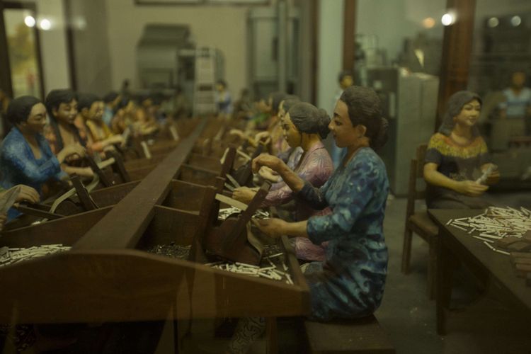 Miniatur pekerja sedang membuat rokok di objek wisata Museum Kretek Kudus, Jawa Tengah, Sabtu (03/9/2016). Harga tiket masuk museum ini  Rp 2.000 / Orang, buka pukul 07.30 setiap hari tujuh hari dalam sepekan.