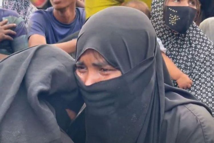 Dua perempuan pengungsi Rohingya menangis saat keberadaannya tidak diterima mendarat di Aceh.