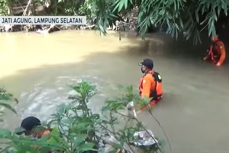 Suasana saat Tim SAR di Lampung menyisir korban di Sungai Jati Agung, Jumat (29/5/2020). 