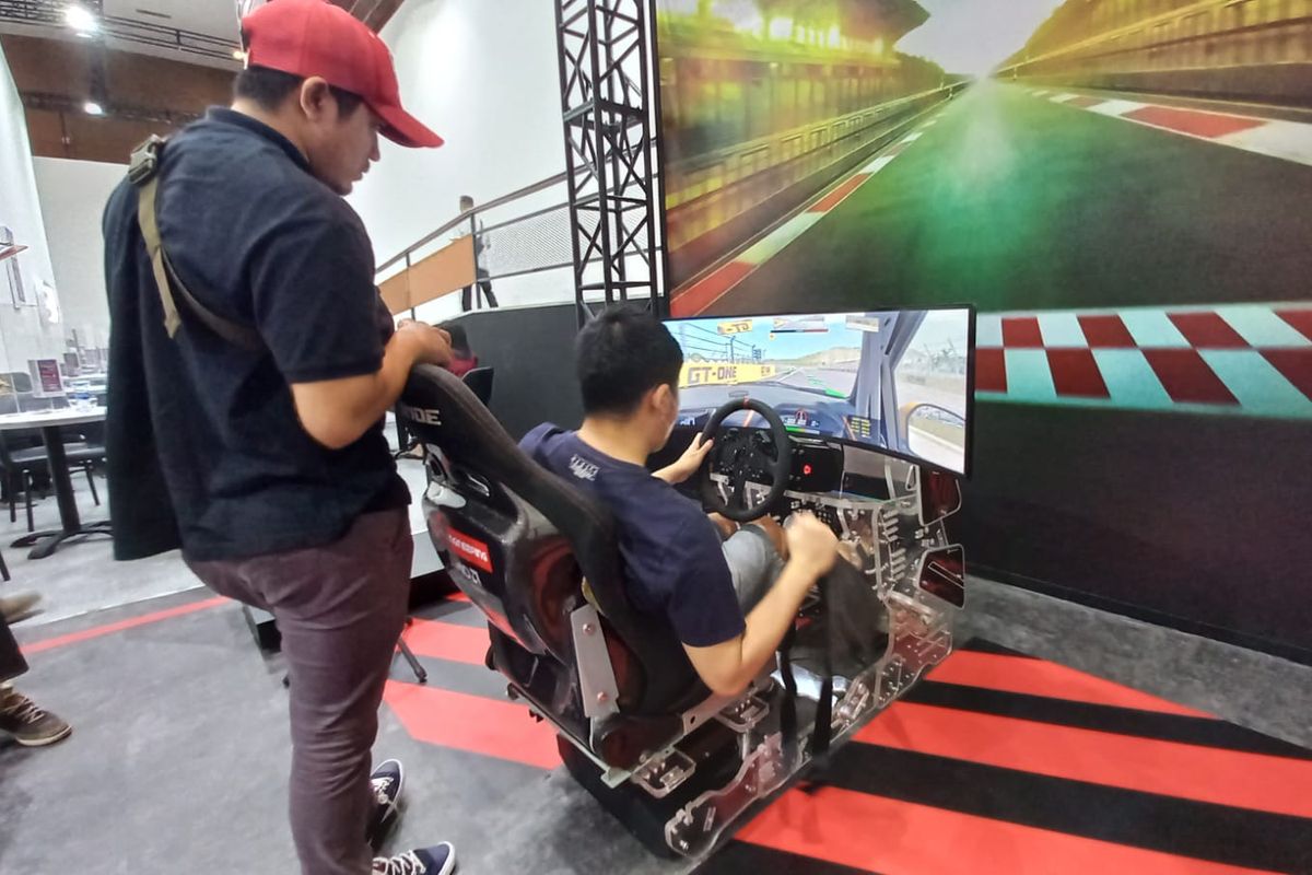 Permainan simulator balap di Indonesia International Motor Show (IIMS) 2023