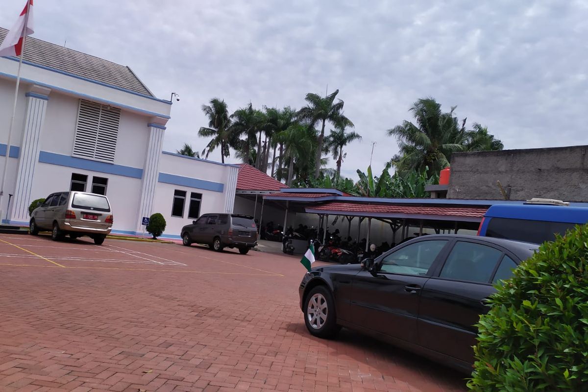 Sebuah mobil sedan berwarna hitam dengan bendera Nigeria tengah terparkir di area parkir kantor Rudenim Jakarta, Rabu (10/11/2021). Sehari sebelumnya, WN Nigeria ditemukan tewas di dalam Rudenim Jakarta. 