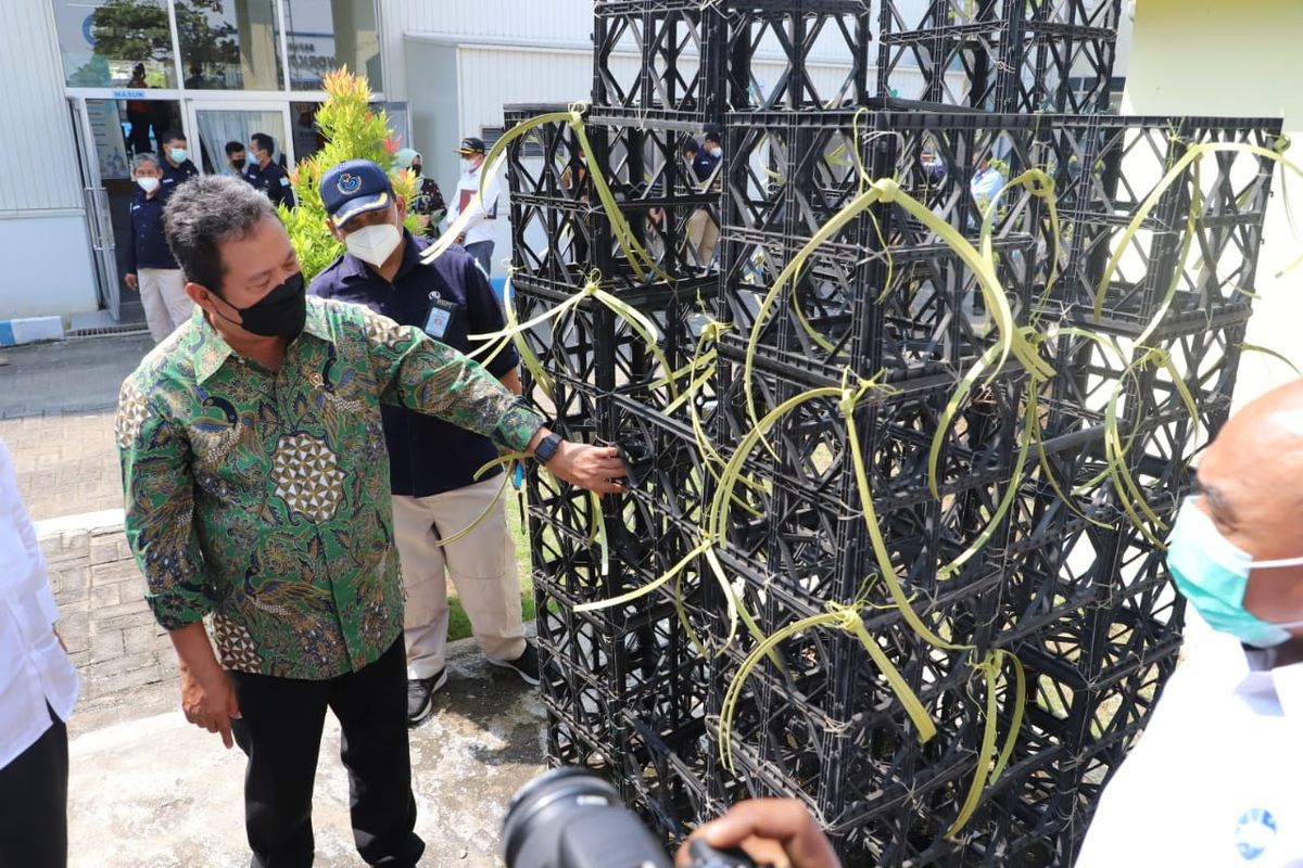 Peninjauan alat tangkap ramah lingkungan oleh Menteri Kelautan dan Perikanan Sakti Wahyu Trenggono di BBPI Semarang, Jawa Tengah.