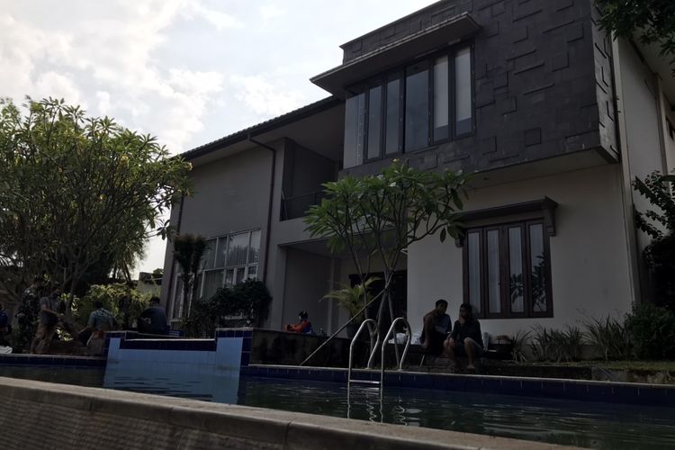 Rumah keluarga mantan Wakil Menteri Luar Negeri Dino Patti Djalal di Jalan Kemang Timur XI, Bangka, Mampang Prapatan, Jakarta Selatan. Seperti diketahui, tembok rumah tersebut roboh dan menimpa sejumlah rumah warga Gang Melati.