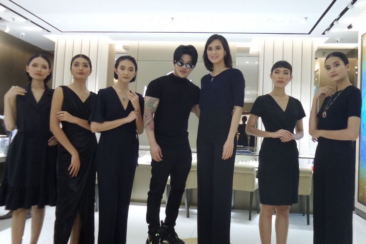 Desainer Tex Saverio bersama Renata Kusmanto dan para model yang memamerkan koleksi perhiasan kolaborasi Tex Saverio dan Miss Mondial di Plaza Indonesia, Jumat (8/3/2019).