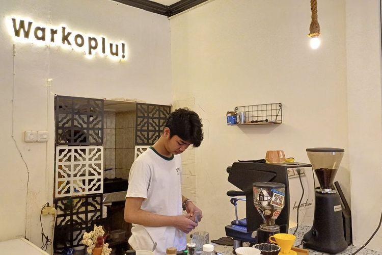 Pijar (20) saat membuat kopi di kedai kopi miliknya, Warkoplu, yang berlokasi di Jalan Howitzer Raya Nomor 21, Kemayoran, Jakarta Pusat, Rabu (21/6/2023). (KOMPAS.com/XENA OLIVIA)