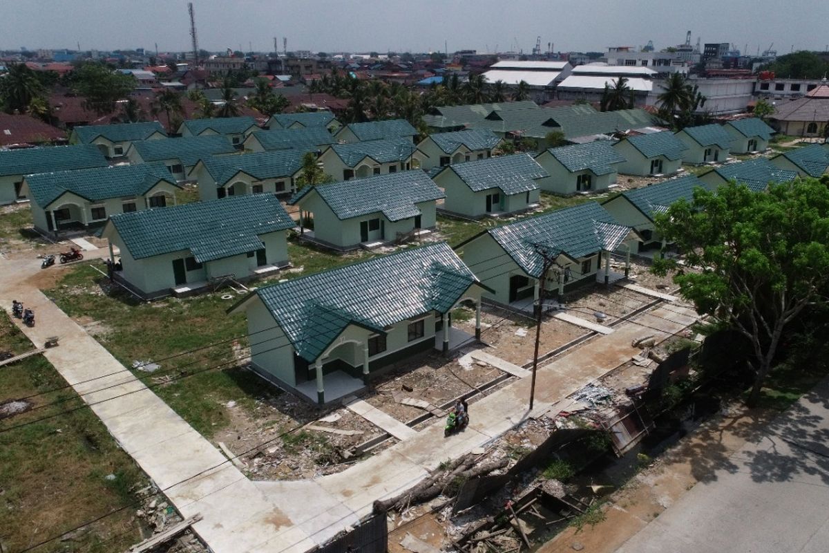 Pembangunan 50 unit rumah khusus (rusus) untuk TNI AD di Tanjungpura, Kalimantan Barat.