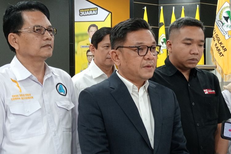 Ketua DPD Partai Golkar Jabar Tubagus Ace Hasan Syadzily saat memberikan pernyataan kepada awak media di Kantor DPD Golkar Jabar, Jalan Maskumambang, Kota Bandung, Sabtu (5/10/2024).