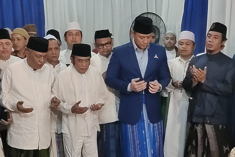 Ketua Umum Partai Demokrat Agus Harimurti Yudhoyono (AHY), pedangdut Rhoma Irama dan tokoh lainnya saat menghadiri acara Haul ke-12 pendakwah kondang KH Zainuddin MZ di Masjid Zainuddin MZ, Kebayoran Baru, Jakarta Selatan, Jumat (24/2/2023) malam.
