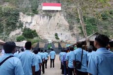 Bendera Raksasa Berkibar di Tebing Bidadari Pantai Menganti Kebumen Saat HUT Ke-79 RI