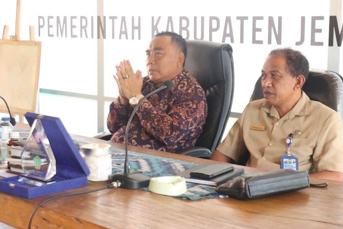 Bupati Jembrana I Nengah Tamba (kiri) didampungi Sekda Pemkab Jembrana I Made Budiasa menyaksikan secara daring penandatangan development agreement Paramount Theme Park Bali antara PT. Kios Ria Kreasi dengan Paramount Pictures, di Los Angeles (LA), AS, Selasa (26/7/2022).