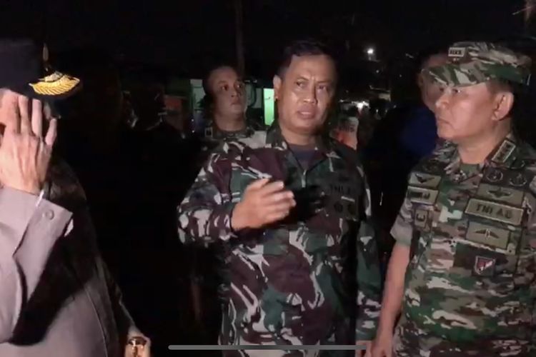 Kepala Staf TNI AD Jenderal Dudung Abdurachman, Jumat (3/3/2023) malam, meninjau Markas Koramil Koja yang dijadikan posko taktis penanganan kebakaran pipa Pertamina di Plumpang, Jakarta Utara. 