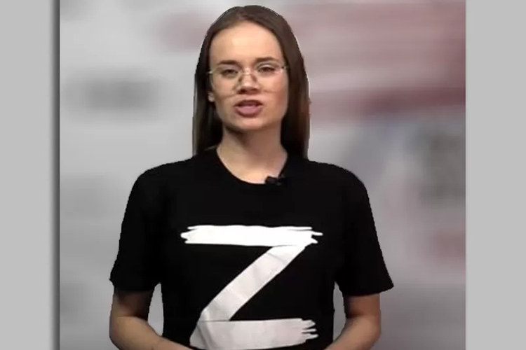 Para pembawa acaranya kerap terlihat menggunakan baju berlambang huruf Z, simbol pro-perang Rusia.