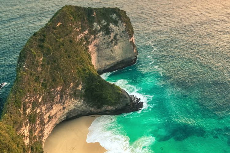 Wisatawan Rela Antre 1 Jam Untuk Foto Di Pantai Kelingking Bali