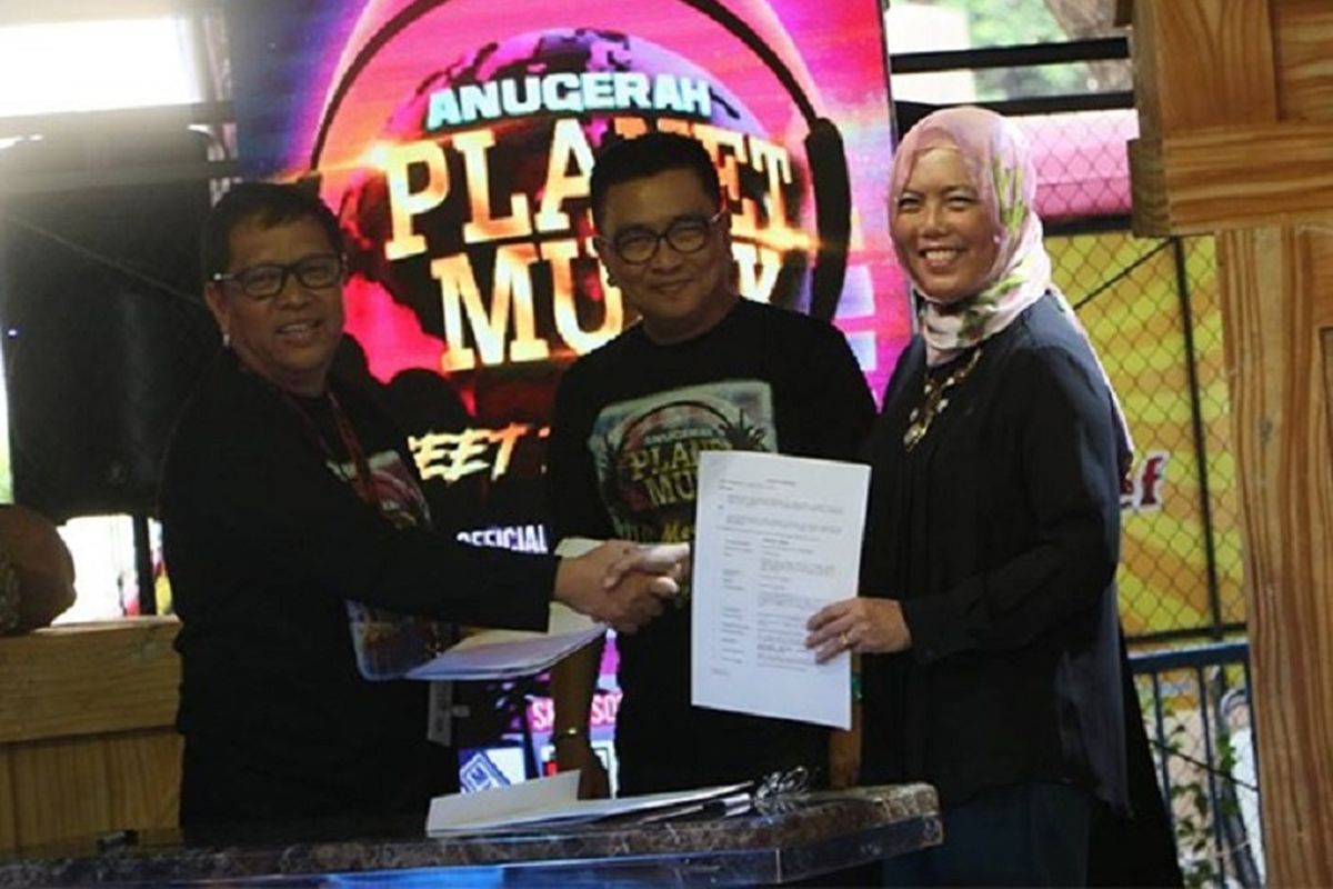 (Dari kiri) Direktur Program dan Berita LPP TVRI Apni Jaya Putra, Direktur Utama TVRI Helmi Yahya, dan Pemimpin Mediacorp Zakiah Halim pada acara pengumuman nominasi Anugerah Planet Muzik 2018 di Studio Taman Buaya TVRI, Jakarta Selatan, Jumat (3/8/2018).