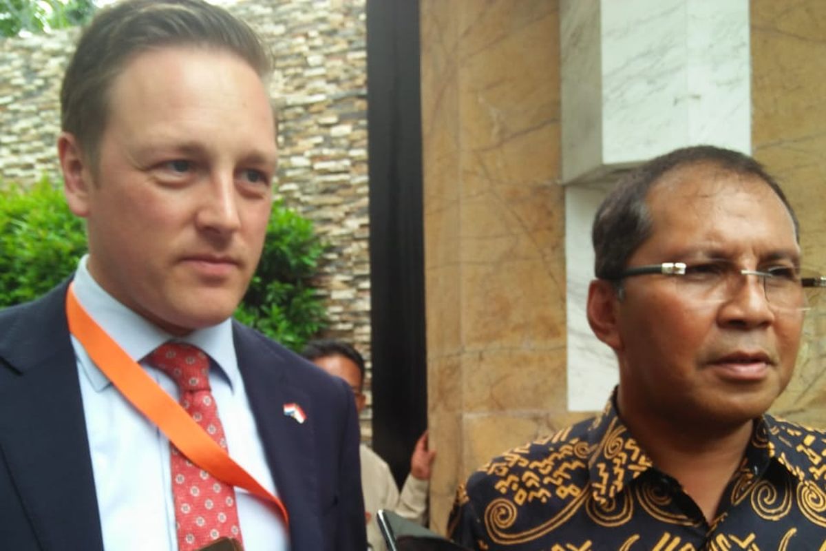 Pimpinan Delegasi Perdagangan Belanda yang juga menjabat sebagai wakil Kepala Departemen Ekonomi Kedutaan Besar, Tuan Joost Nuijten bertemu dengan Wali Kota Makassar Mohammad Ramdhan Pomanto di kediaman pribadinya di Jl Amirullah, Selasa (23/4/2019).

 

 