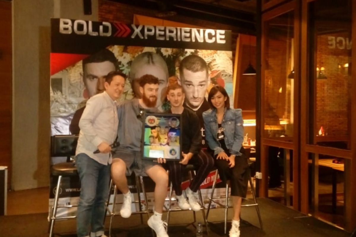 Dua personel Clean Bandit, Luka dan Jack Patterson (tengah) dan perwakilan promotor Otello Asia (kiri dan kanan) dalam konferensi pers Clean Bandit Live in Jakarta: I Miss You Tour 2018 di Wayang Bistro, Kota Kasablanka, Jakarta Selatan, Senin (20/8/2018).