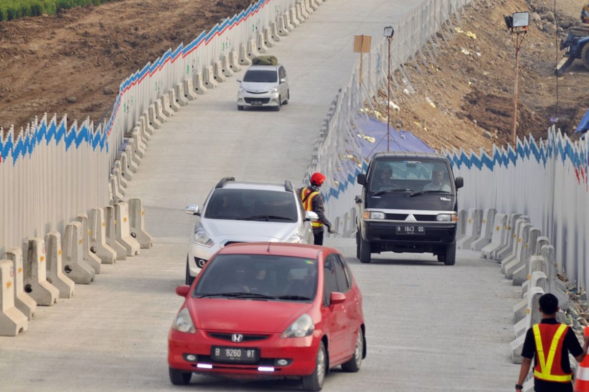 Kondisi tanjakan dan turunan jalur darurat jembatan Kali Kenteng, di Susukan, Kabupaten Semarang, pada hari pertama fungsionaliasi ruas tol Salatiga-Kartasura, Jumat (8/6/2018) siang.